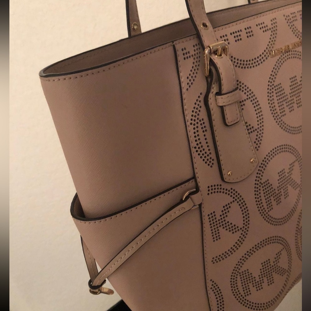 Michael Kors Voyager Tote in Blush /Pink EUC - Picture 4 of 9
